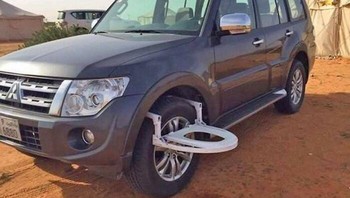 Dudukan toilet portabel yang bisa dipasangkan di roda mobil. Tinggal gali tanah di bawahnya. Foto: Bored Panda