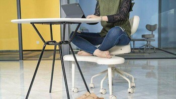 Kursi dengan tempat untuk kaki. Nyaman atau ribet? Foto: Bored Panda