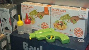 Semprotan saos dalam bentuk pistol. Lumayan menarik. Foto: Bored Panda