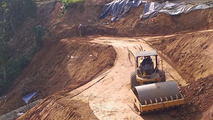 Proyek Jalan Cibeber-Gunung Luhur Negeri di Atas Awan
