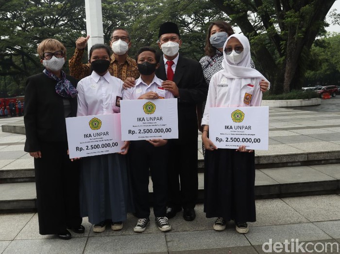 Puluhan pelajar di Bandung mendapat beasiswa di Hari Pahlawan