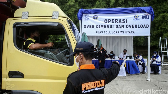 Petugas gabungan menggelar operasi over dimensi overload di Tol JORR W2 Utara. Hingga pukul 10.41 WIB, lebih dari 20 dump truck ditilang oleh petugas.