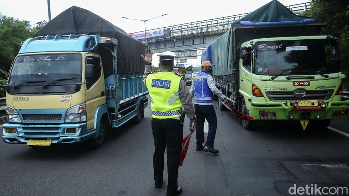 Petugas gabungan menggelar operasi over dimensi overload di Tol JORR W2 Utara. Hingga pukul 10.41 WIB, lebih dari 20 dump truck ditilang oleh petugas.