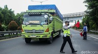 Razia dilakukan karena truk obesitas atau kelebihan muatan masih sering kali ditemukan berseliweran di jalan.