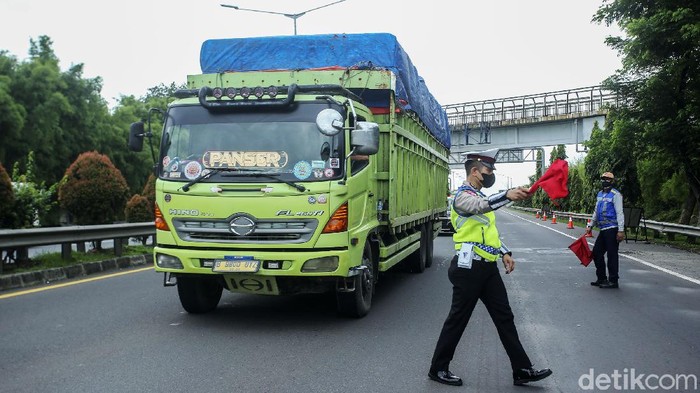 Petugas gabungan menggelar operasi over dimensi overload di Tol JORR W2 Utara. Hingga pukul 10.41 WIB, lebih dari 20 dump truck ditilang oleh petugas.