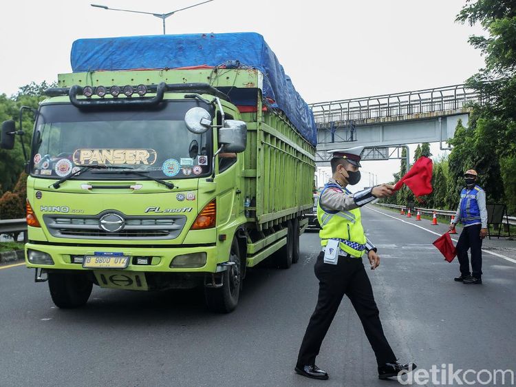 Puluhan Truk Obesitas Ditilang hingga Dikandangin