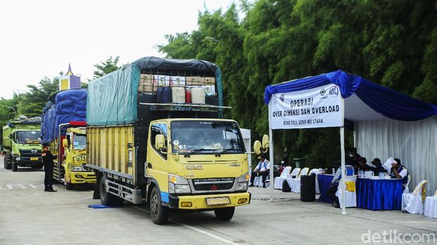 Petugas gabungan menggelar operasi over dimensi overload di Tol JORR W2 Utara. Hingga pukul 10.41 WIB, lebih dari 20 dump truck ditilang oleh petugas.