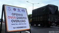 Setiap truk yang melintas akan dilakukan penimbangan untuk diketahui jumlah muatannya.