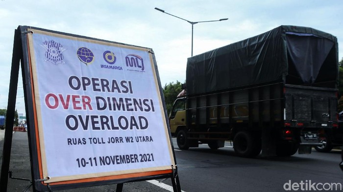 Petugas gabungan menggelar operasi over dimensi overload di Tol JORR W2 Utara. Hingga pukul 10.41 WIB, lebih dari 20 dump truck ditilang oleh petugas.