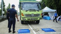 Penimbangan ini dilakukan dengan menggunakan alat timbang portabel, yakni weight in motion (WIM). Nantinya pengemudi truk akan melintasi timbangan portabel ini untuk diketahui berat muatan yang dibawa kendaraannya.