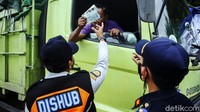 Jika muatan yang dibawa melebihi kapasitas kendaraan tersebut akan ditilang di tempat.