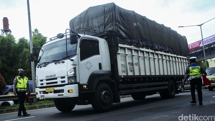 Petugas gabungan menggelar operasi over dimensi overload di Tol JORR W2 Utara. Hingga pukul 10.41 WIB, lebih dari 20 dump truck ditilang oleh petugas.