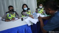 Petugas memeriksa SIM dan STNK pengemudi truk over dimension and overload (ODOL).