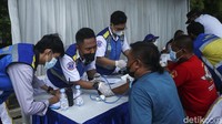 Petugas juga memeriksa kesehatan pengemudi truk obesitas.