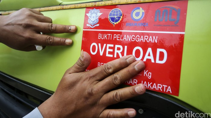 Puluhan Truk Obesitas Ditilang hingga 'Dikandangin' Petugas gabungan menggelar operasi over dimensi overload di Tol JORR W2 Utara. Hingga pukul 10.41 WIB, lebih dari 20 dump truck ditilang oleh petugas.