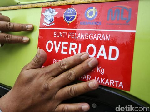 Petugas gabungan menggelar operasi over dimensi overload di Tol JORR W2 Utara. Hingga pukul 10.41 WIB, lebih dari 20 dump truck ditilang oleh petugas.