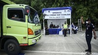Razia truk obesitas atau ODOL (Over Dimension Over Load) digelar di Tol JORR W2 Utara Ruas Ululajmi-Kebon Jeruk Km 10+200 arah Kebon Jeruk, Jakarta Barat, Rabu (10/11/2021).