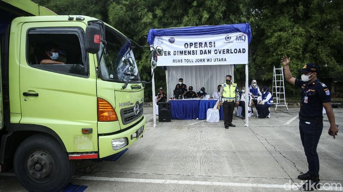 Petugas gabungan menggelar operasi over dimensi overload di Tol JORR W2 Utara. Hingga pukul 10.41 WIB, lebih dari 20 dump truck ditilang oleh petugas.