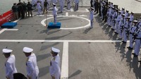 Sejumlah personel TNI Angkatan Laut, TNI Angkatan Darat, TNI Angkatan Udara dan Polri mengikuti Upacara Tabur Bunga di atas Kapal Perang Republik Indonesia (KRI) Frans Kaisiepo-368 di Koarmada II, Surabaya, Jawa Timur, Rabu (10/11/2021). Kegiatan tersebut untuk memperingati Hari Pahlawan. ANTARA FOTO/Didik Suhartono  