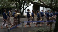 Abdi Dalem Musikan Keraton Yogyakarta yang tergabung dalam Yogyakarta Royal Orchestra Brass Ensemble berjalan menuju bangsal Kastriyan saat memperingati Hari Pahlawan di Bangsal Mandalasana, Keraton Yogyakarta, Rabu (10/11/2021). ANTARA FOTO/Andreas Fitri Atmoko  