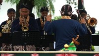 Dalam acara yang digagas oleh Keraton Yogyakarta itu Abdi Dalem Musikan mementaskan sembilan lagu bertema perjuangan kemerdekaan Republik Indonesia. ANTARA FOTO/Andreas Fitri Atmoko  