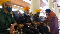 Petugas kesehatan menyuntikkan vaksin COVID-19 kepada salah satu veteran di Indramayu, Jawa Barat, Rabu (10/11/2021). Dinas Kesehatan Kabupaten Indramayu bekerja sama dengan Kodim 0616/Indramayu menggelar gebyar vaksinasi yang ditujukan bagi veteran dalam rangka Hari Pahlawan. ANTARA FOTO/Dedhez Anggara  