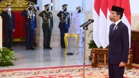 Presiden Joko Widodo menganugerahi Gelar Pahlawan Nasional kepada 4 tokoh yang dinilai berjasa bagi bangsa dan negara semasa hidupnya. Selain itu, Jokowi juga turut menganugerahi tanda kehormatan bintang jasa kepada 300 tenaga kesehatan yang meninggal dalam penanganan COVID-19. di Istana Negara, Jakarta, Rabu (10/11/2021). BPMI Setpres/Kris  