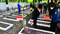 Anggota forum pimpinan daerah menaburkan bunga saat ziarah di makam pahlawan Setya Pertiwi, Kudus, Jawa Tengah, Rabu (10/11/2021). Ziarah dan doa oleh sejumlah anggota veteran,TNI dan Polri, mahasiswa serta forum pimpinan daerah itu dalam rangka memperingati Hari Pahlawan 10 November 2021. ANTARA FOTO/Yusuf Nugroho  