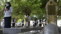 Prajurit TNI bersama warga berdoa saat mengikuti upacara ziarah makam nasional di Taman Makam Pahlawan, Banda Aceh, Aceh, Rabu (10/11/2021). Upacara ziarah makam yang dilanjutkan tabur bunga itu dalam rangka memperingati Hari Pahlawan 10 November. ANTARA FOTO/Ampelsa  