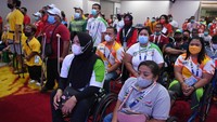Kontingen dari berbagai daerah mengheningkan cipta saat memperingati Hari Pahlawan sebelum pertandingan final angkat berat Peparnas Papua di Hotel Suni Garden Lake, Sentani, Kabupaten Jayapura, Papua, Rabu (10/11/2021). ANTARA FOTO/Wahyu Putro A  