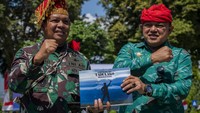 Komandan Korem 132/Tadulako Brigjen TNI Farid Makruf (kiri) didampingi Staf Ahli Gubernur Sulteng Mohamad Nizam menunjukkan bukunya yang berjudul Tadulako saat peluncuran di Palu, Sulawesi Tengah, Rabu (10/11/2021). Buku setebal 390 halaman itu berkisah tentang sejarah perjalanan kepahlawan Tadulako dan nilai-nilai yang dapat diteladani oleh generasi muda terutama terkait Hari Pahlawan 10 November. ANTARA FOTO/Basri Marzuki  