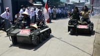Sejumlah siswa menyambut pawai kendaraan klasik di Kabupaten Gowa, Sulawesi Selatan, Rabu (10/11/2021). Pawai yang diikuti oleh sejumlah komunitas kendaraan klasik tersebut dalam rangka memperingati Hari Pahlawan. ANTARA FOTO/Abriawan Abhe  