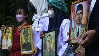 Sejumlah siswa yang mengenakan pakaian adat daerah dan profesi memegang gambar pahlawan di SMP Negeri 2 Kabupaten Gowa, Sulawesi Selatan, Rabu (10/11/2021). ANTARA FOTO/Abriawan Abhe  
