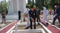 Bupati Batang Wihaji (tengah) menabur bunga di Taman Makam Pahlawan (TMP) Kadilangu, Kabupaten Batang, Jawa Tengah, Rabu (10/11/2021). Tabur bunga itu dalam rangka memperingati Hari Pahlawan sekaligus untuk mengenang jasa para pahlawan. ANTARA FOTO/Harviyan Perdana Putra  