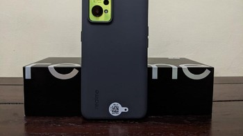 Ini tampak kalau Realme GT Neo 2 5G menggunakan casing. Tunggu ulasan lengkap terkait ponsel 5G satu ini, ya detikers. Foto: detikINET/Agus Tri Haryanto