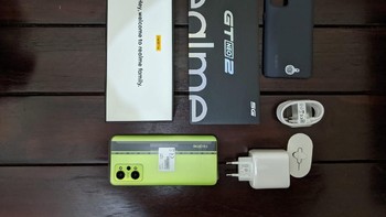 Ada juga buku panduan, SIM injector, dan casing. Foto: detikINET/Agus Tri Haryanto