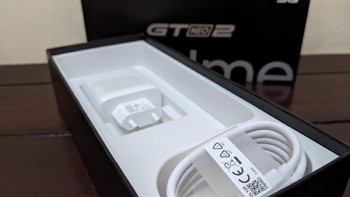 Sudah pasti di dalamnya ada kabel data dan kepala charger. Foto: detikINET/Agus Tri Haryanto