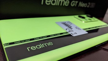 Desain warna ini mungkin terlihat lucu, namun jangan remehkan soal speknya. Sebab, Realme GT Neo 2 5G akan memanjakan para gamer. Foto: detikINET/Agus Tri Haryanto