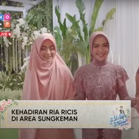 Usai pemasangan bleketepe, ibunda dan paman Ria Ricis pun masuk ke dalam geduung. Tak lama kemudian Ria Ricis masuk ke tempat acara siraman. Ria tampil cantik dalam balutan busana berwarna serba dusty pink. Foto: YouTube/MOP Channel