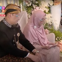 Acara kemudian dilanjutkan dengan prosesi sungkeman kepada orangtua. Diawali dengan Ria Ricis memohon restu dari sang ibu, Yunifah Lismawati, terlebih dahulu. Lalu setelahnya kepada sang paman yang duduk di samping ibunya. Foto: YouTube/MOP Channel