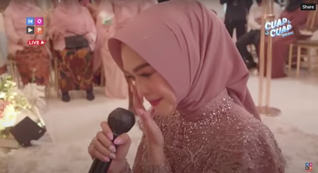 Proses sungkeman tersebut berlangsung dengan diwarnai tangis haru Ria Ricis. Tampak Ricis yang berusaha menahan air matanya saat melakukan prosesi sungkeman. Foto: YouTube/MOP Channel
