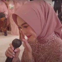 Proses sungkeman tersebut berlangsung dengan diwarnai tangis haru Ria Ricis. Tampak Ricis yang berusaha menahan air matanya saat melakukan prosesi sungkeman. Foto: YouTube/MOP Channel