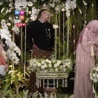 Acara siraman Ria Ricis berlangsung dengan lancar, dimulai dari sang ibu kemudian dilanjutkan dengan beberapa anggota keluarganya yang hadir. Raut wajah bahagia pun terlihat jelas di wajah Ria Ricis. Foto: YouTube/MOP Channel
