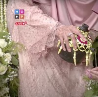 Setelah selesai, sisa air yang ada di dalam kendi dijadikan sebagai wudhu. Sang ibu sendiri yang menuangkan air dari kendi tersebut untuk dipergunakan oleh Ria Ricis. Foto: YouTube/MOP Channel