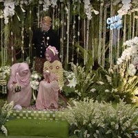 Selanjutnya dilakukan prosesi pemecahan kendi. Kendi yang dipergunakan untuk mengambil air siraman Ria Ricis itu kemudian dijatuhkan hingga pecah oleh orangtuanya. Foto: YouTube/MOP Channel