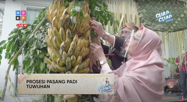 Akan segera menikah, Ria Ricis baru saja terlihat menggelar acara siraman. Melalui video di channel YouTube MOP Channel itu, acara siraman tersebut tampak diawali dengan pemasangan bleketepe oleh ibunda dan paman dari Ria Ricis. Pemasangan bleketepe itu menandakan bahwa orangtua mengajak pasangan pengantin untuk menyucikan diri. Foto: YouTube/MOP Channel