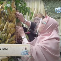 Akan segera menikah, Ria Ricis baru saja terlihat menggelar acara siraman. Melalui video di channel YouTube MOP Channel itu, acara siraman tersebut tampak diawali dengan pemasangan bleketepe oleh ibunda dan paman dari Ria Ricis. Pemasangan bleketepe itu menandakan bahwa orangtua mengajak pasangan pengantin untuk menyucikan diri. Foto: YouTube/MOP Channel