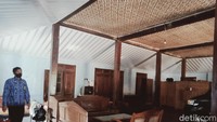 Di ruang tengah terdapat pendapa dengan topangan 4 tiang kayu besar utuh. Sementara itu, di teras masih berdiri dinding gebyog kayu jati yang sebagian mulai usang. 