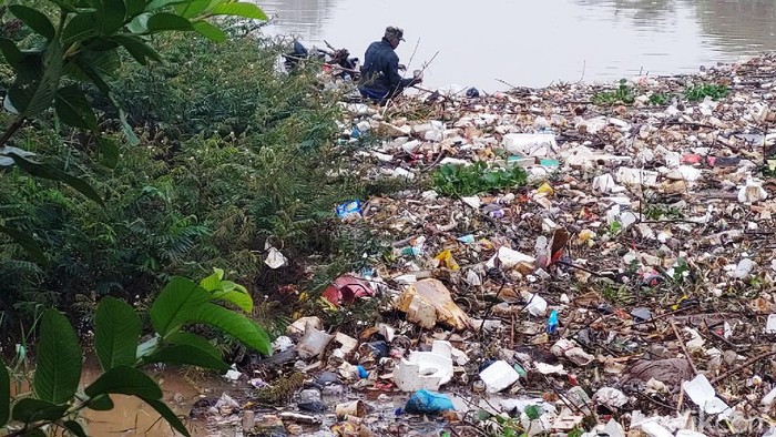 Sampah Menumpuk di Sungai Cikeruh Bojongsoang Debit air Sungai Cikeruh meningkat, membuat sampah menumpuk di jembatan sungai yang berada di Kecamatan Bojongsoang, Kabupaten Bandung, Rabu (10/11/2021) pagi.