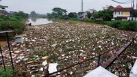 Sampah beragam jenis yang notabebe merupakan kemasan makanan bekas menumpuk di aliran sungai itu.